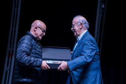 El ex entrenador de fútbol fue el encargado de entregar el reconocimiento a los veteranos del fútbol almeriense.