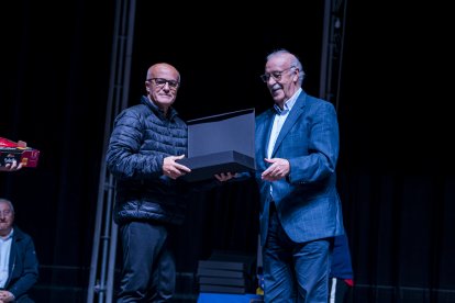 El ex entrenador de fútbol fue el encargado de entregar el reconocimiento a los veteranos del fútbol almeriense.