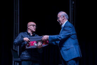 El ex entrenador de fútbol fue el encargado de entregar el reconocimiento a los veteranos del fútbol almeriense.