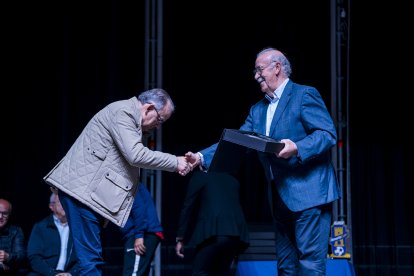 El ex entrenador de fútbol fue el encargado de entregar el reconocimiento a los veteranos del fútbol almeriense.