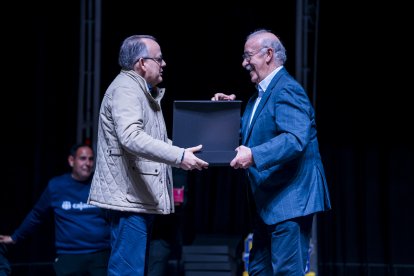 El ex entrenador de fútbol fue el encargado de entregar el reconocimiento a los veteranos del fútbol almeriense.