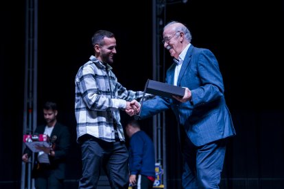 El ex entrenador de fútbol fue el encargado de entregar el reconocimiento a los veteranos del fútbol almeriense.
