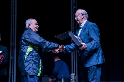 El ex entrenador de fútbol fue el encargado de entregar el reconocimiento a los veteranos del fútbol almeriense.