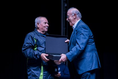 El ex entrenador de fútbol fue el encargado de entregar el reconocimiento a los veteranos del fútbol almeriense.