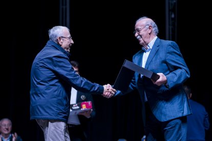 El ex entrenador de fútbol fue el encargado de entregar el reconocimiento a los veteranos del fútbol almeriense.