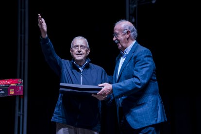 El ex entrenador de fútbol fue el encargado de entregar el reconocimiento a los veteranos del fútbol almeriense.
