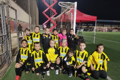 Los jóvenes jugadores del Berja antes de enfrentarse al Valencia ayer tarde.