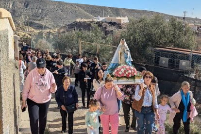 Las vecinas y vecinos se fueron turnando para llevar en andas la nueva imagen de La Inmaculada.
