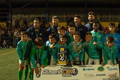 El equipo bético alevín, campeón de la Almería Cup después de derrotar a Costa City en la gran final.
