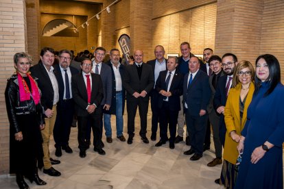 En la foto, entre otros: el presidente de la Cámara, Jerónimo Parra; el senador, Antonio Martínez; el parlamentario, José Luis Sánchez Teruel; y Anabel Mateos, de la Ejecutiva Federal del PSOE, con Simón Ruiz, jefe de redacción de LA VOZ.