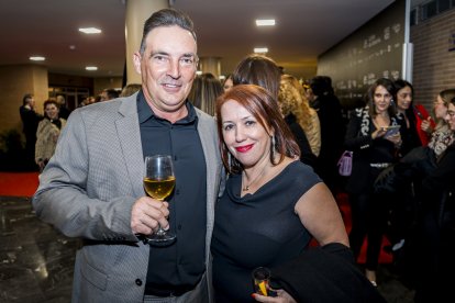 Carmen Vidal, de UGT, junto a su acompañante.