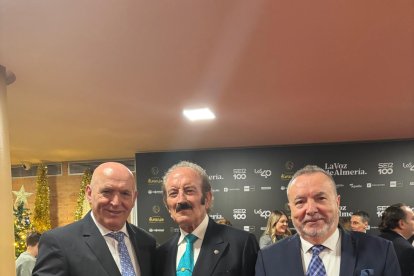 José Luis Heredia, vicepresidente de Cajamar; Benito Gálvez, magistrado del Tribunal Supremo; y Pedro M. de la Cruz, director de LA VOZ.