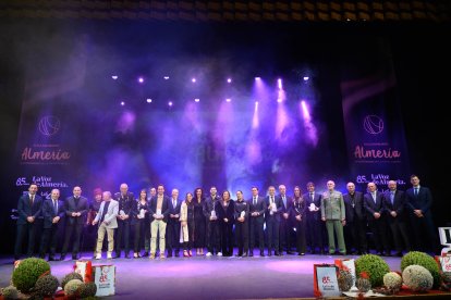 Foto de familia de los premiados, directivos de LA VOZ y autoridades políticas.