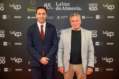 Ricardo Céspedes, gerente de LA VOZ, junto al miembro del Club de Piragüismo Los Troncos, Premio Deporte.