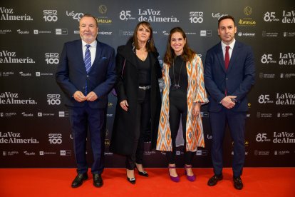 Los directivos de LA VOZ Ricardo Céspedes, Pedro Manuel de la Cruz, Laura Martínez, junto a María del Carmen Pérez, premio Gente.