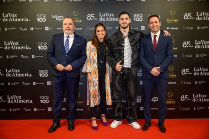 Directivos de La Voz de Almería junto al cantante almeriense RVFV, premio Cultura.