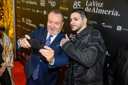 Pedro Manuel de la Cruz, director de LA VOZ, junto al cantante almeriense RVFV, premio Cultura.