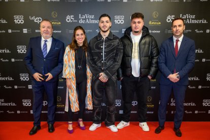 Directivos de La Voz de Almería junto al cantante almeriense RVFV, y Mahmud, representante de RVFV.