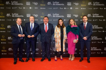 Jerónimo Parra, presidente de la Cámara de Comercio de Almería, y Francisco Segura y Lola Zapata de Toyota Alborán.