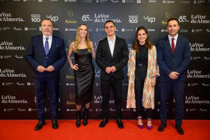 Miriam Morata y Juan Manuel Córdoba, junto a los directivos de LA VOZ.