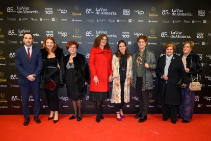 Ricardo Céspedes y Laura Martínez, directivos de LA VOZ, junto a la asociación Benjamin del barrio San Felix.
