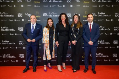 Los directivos de LA VOZ junto a María del Mar Vázquez, alcaldesa de Almería, y Aránzazu Martín, delegado de la Junta en Almería.