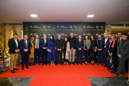 Directivos de LA VOZ y representantes políticos de PSOE Almería.