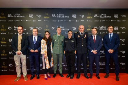 Directivos de LA VOZ junto a los premiados en la categoría Sociedad.