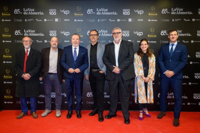 Miembros de la Mesa del Ferrocarril de Almería junto a Pedro Manuel de la Cruz, Laura Martínez y José Miguel Vizcaino, directivos de LA VOZ.