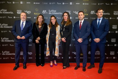 La consejera de Educación María del Carmen Castillo y Aránzazu Martín, delegada del Gobierno en Almería, junto a los directivos de LA VOZ.