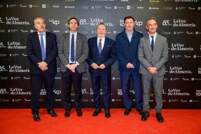 Juan Fernández, consejero delegado de LA VOZ; Pedro M. de la Cruz, director de LA VOZ, junto a Franci Rubí, Joaquín Guirado y Paco Sedano, de CaixaBank.