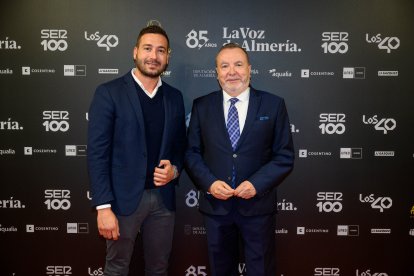 Francisco Martínez, de SegurCaixa Adeslas, y Pedro Manuel de la Cruz, director de LA VOZ.