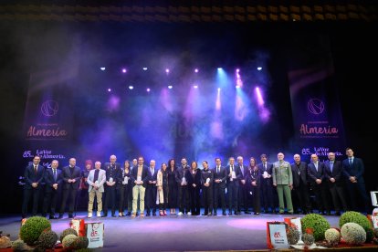 Foto de familia de premiados, directivos de LA VOZ y autoridades políticas.