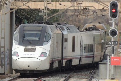 La composición retrocediendo en Huércal-Viator una vez finalizado el repostaje de los furgones diésel.