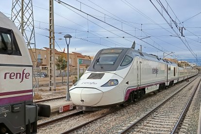 En la vía de apartado junto a las locomotoras 334.