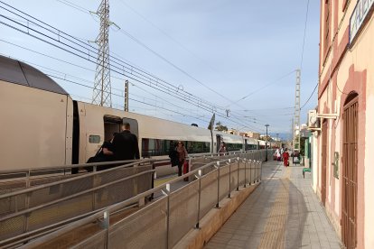 Pasajeros y personal de Renfe en la estación.