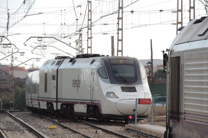 Las locomotoras 334 descansando mientras maniobra el Alvia.