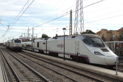 Cargando los depósitos de gasoil.