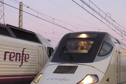 Entrando en vía principal para esperar a los viajeros.