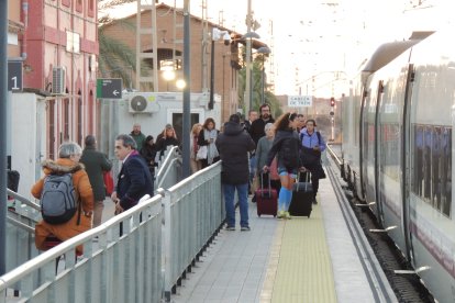 Los pasajeros que bajaron del bus que llegaba de la Intermodal.