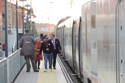 Personal preparado para dar salida al tren.