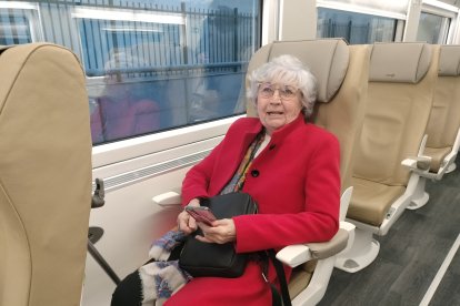 María de Gádor, virgitana, fue la primera en subirse al tren.