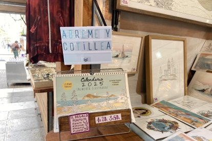 El calendario, localizable en el puesto 31 del mercadillo navideño.