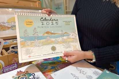 El calendario en las manos de su creadora.