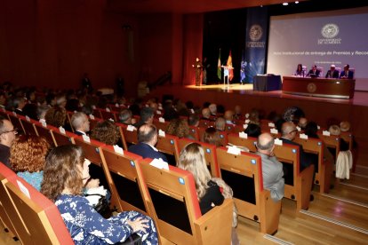 La UAL se enorgullece de su “excelente” potencial humano en un emotivo acto de reconocimientos y premios.