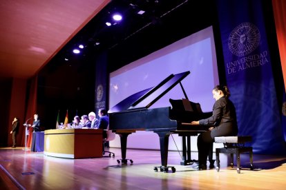 La UAL se enorgullece de su “excelente” potencial humano en un emotivo acto de reconocimientos y premios.