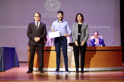 La UAL se enorgullece de su “excelente” potencial humano en un emotivo acto de reconocimientos y premios.