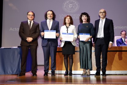 La UAL se enorgullece de su “excelente” potencial humano en un emotivo acto de reconocimientos y premios.