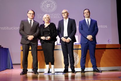 La UAL se enorgullece de su “excelente” potencial humano en un emotivo acto de reconocimientos y premios.