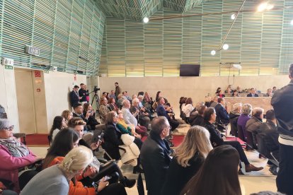 El Salón de Plenos del Ayuntamiento, abarrotado de familiares y amigos.